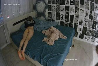 Cydea Wyatt Fun on couch ends in Bedroom 2024-01-17 cam2