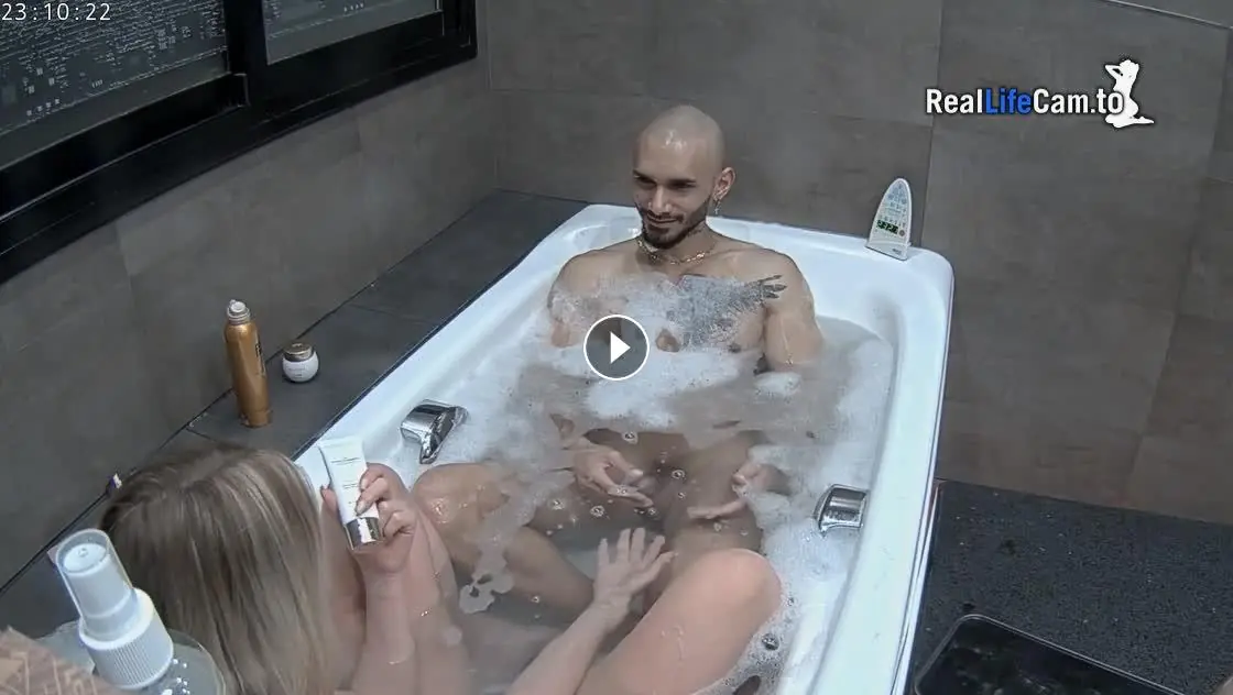 Reallifecam – Madison and Malylin have kissing and sex in bathub 17.05.2024