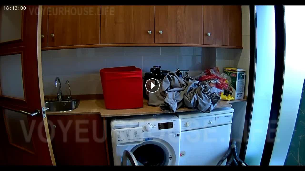 Reallifecam – Sara Doing blowjob and laundry with Massimo Fucks her Quickie frim behinde 05.06.2024