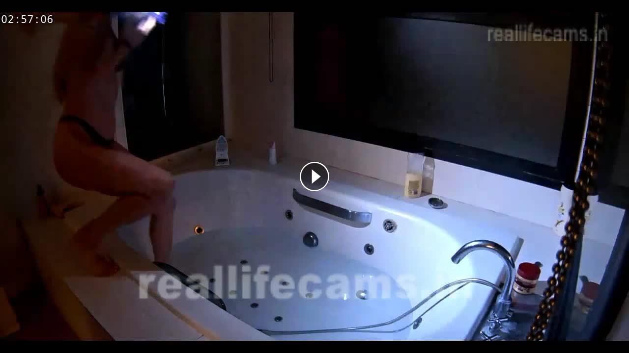 Reallifecam – Bath party in jacuzzi with Guests and Katarina with Vesna and Karma drinkiwng and quick handjob 23.08.2024