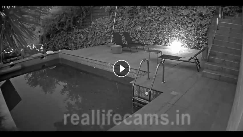 Reallifecam – Nadia and Sara have fun by night in pool 15.08.2024