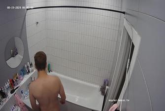 Inga and Aderyn shower, 19 08 2024