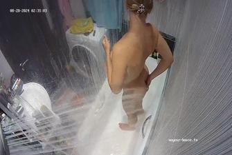 Ariela friend showering, 28 08 2024