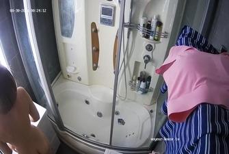 Camille friend showering, 30 08 2024