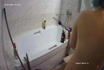 Megan bath and waterbate, 06 09 2024