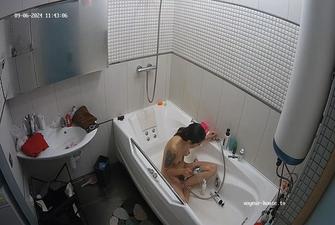 Art friend showering, 06 09 2024