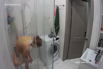 Andreza friend showering, 10 09 2024
