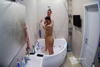 Flamy friends showering, 09 09 2024