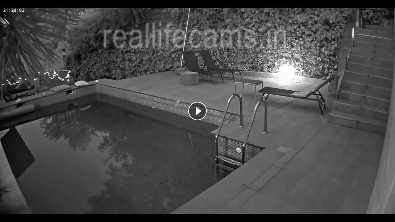 Reallifecam – Nadia and Sara with guest swim at night and talk 02.09.2024