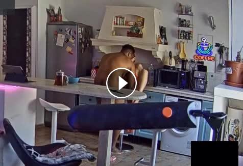 Reallifecam – Masha and her guest have hot sex on the table in kitchen 05.09.2024