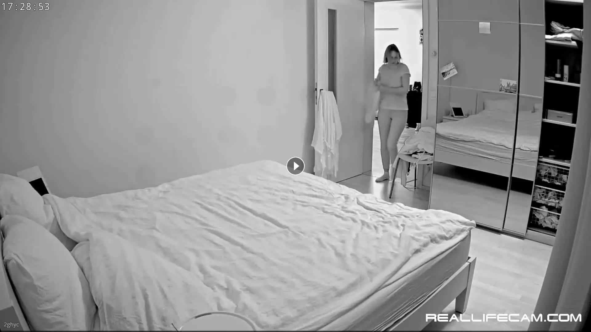 Reallifecam – Leora relaxing on sofa make her routine and have hot pussy rub 12.10.2024