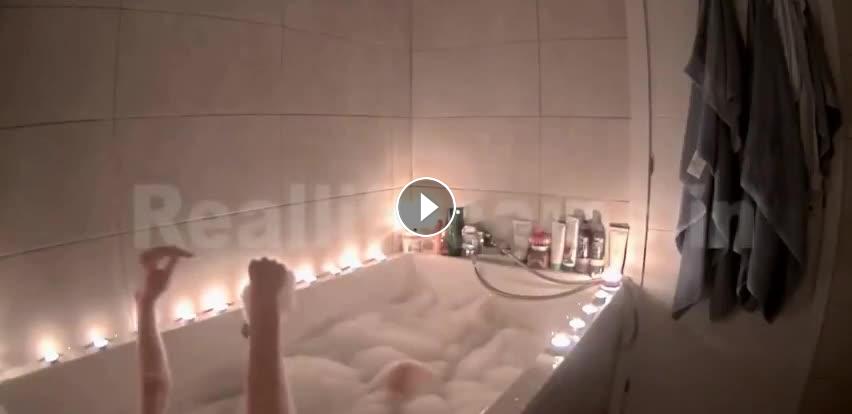 Reallifecam – Chilli take bath dance have fun and quick pussy rub 24.04.2025