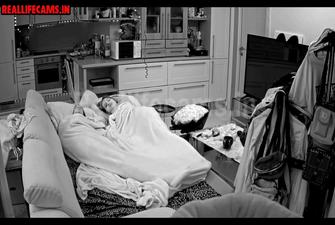 Reallifecam – Vita and Nikita morning blowjob in livingroom ,16 03 2025