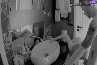 Reallifecam – Elli give a quick blowjob to her guest and is fucked from behinde in bathroom 28 12 2025