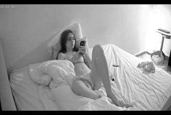 Reallifecam – Nani horny and she play with pussy befor sleep ,04 02 2026